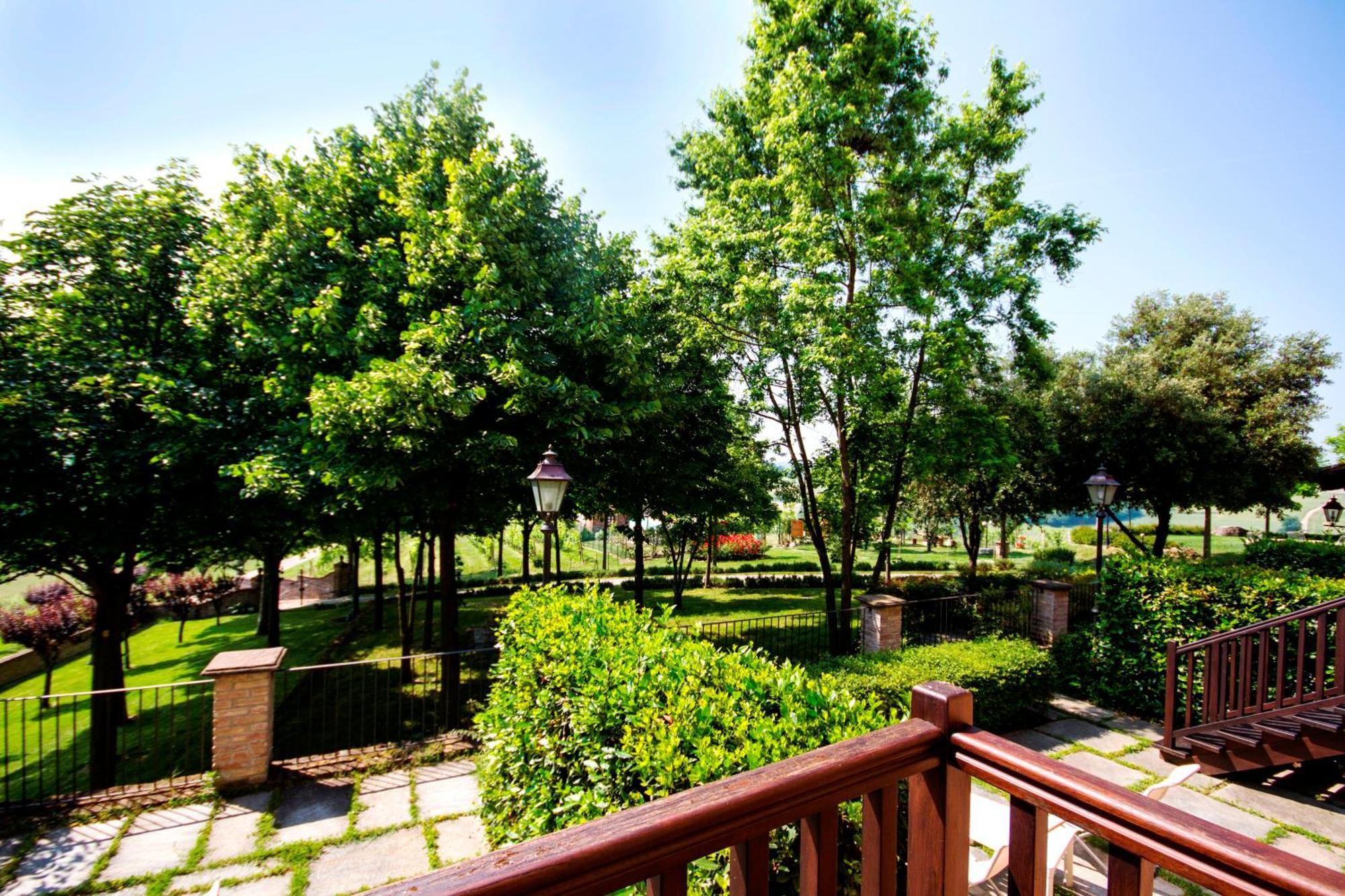 Hotel Relais Castello Di Razzano Alfiano Natta Exterior foto