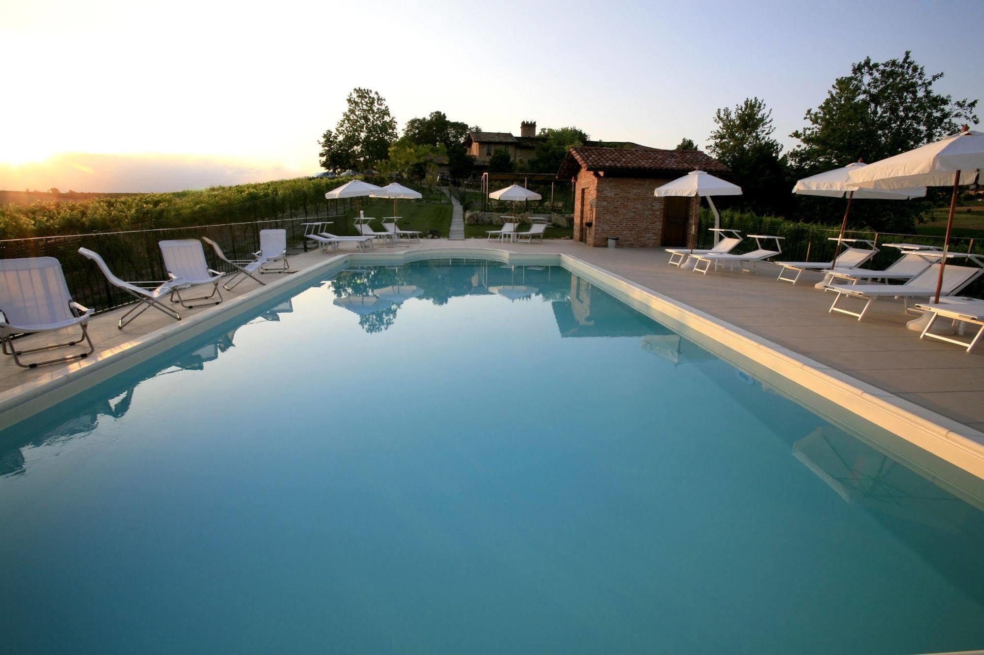 Hotel Relais Castello Di Razzano Alfiano Natta Exterior foto